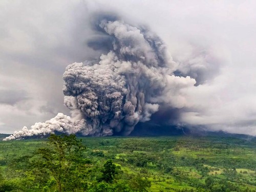 Gunung Semeru Alami 83 Kali Gempa Letusan, Status Siaga