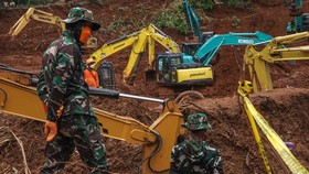 FOTO: Operasi Pencarian Warga Tertimbun Longsor Cilacap Diperpanjang