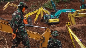 FOTO: Operasi Pencarian Warga Tertimbun Longsor Cilacap Diperpanjang