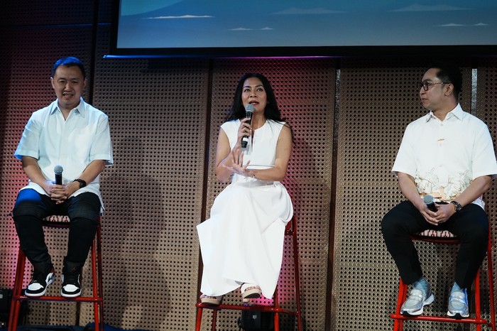 Kisah Kugy dan Keenan bukan hanya soal perjalanan cinta mereka, tetapi juga tentang mimpi yang mereka perjuangkan, yaitu Kugy yang ingin menjadi penulis, dan Keenan yang ingin menjadi seniman. Tema 