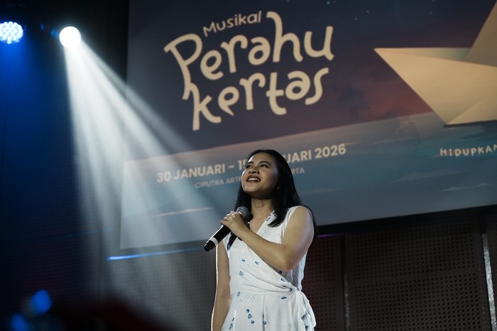 Musikal Perahu Kertas ini merupakan pementasan kolaborasi yang mempertemukan dunia musik, sastra, dan teater dalam satu pengalaman pertunjukan yang penuh emosi dan energi. Keseluruhan elemen proses produksi hingga kelancaran hari pertunjukan ini tak lepas dari tangan para produser pementasan ini, yaitu Billy Gamaliel, Eunike Elisaveta, dan Chriskevin Adefrid.