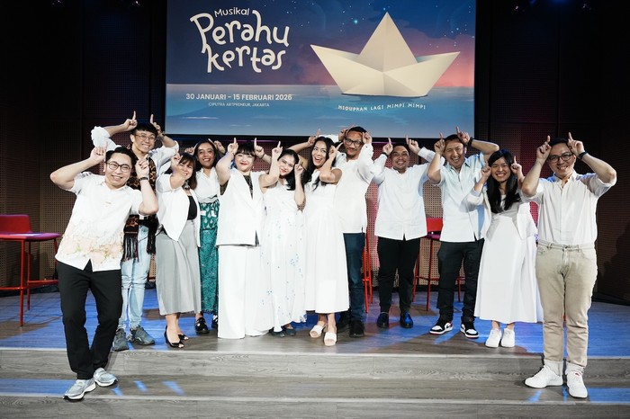 Musikal Perahu Kertas akan menampilkan perjalanan tentang pencarian jati diri, penerimaan, kehilangan, dan keberanian untuk menghidupkan lagi mimpi-mimpi. Penonton kembali pada kisah Kugy dan Keenan, dua jiwa muda yang sama-sama lahir dengan darah seni.