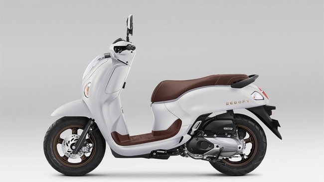 Honda Scoopy mendapat penyegaran warna tahun ini untuk ketiga variannya.