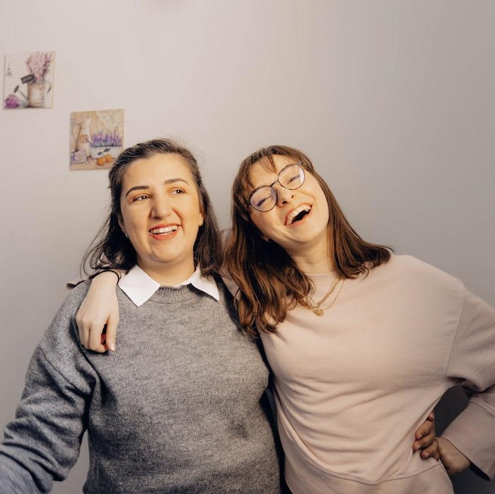 Empati merupakan salah satu sikap yang paling penting, karena hal ini memungkinkan seseorang untuk memahami dan terhubung dengan orang lain pada tingkat yang lebih dalam.