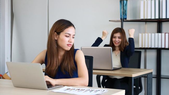 7 Sinyal Rekan Kerja Iri yang Sering Tak Disadari