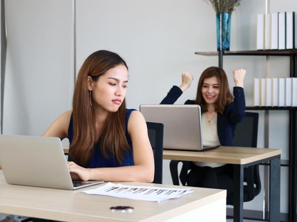 7 Sinyal Rekan Kerja Iri yang Sering Tak Disadari