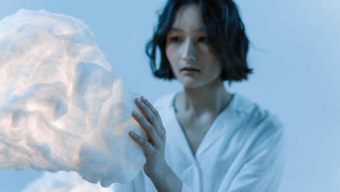 Punya sifat introspektif. Suasana tenang dan cahaya redup membantu memproses pikiran