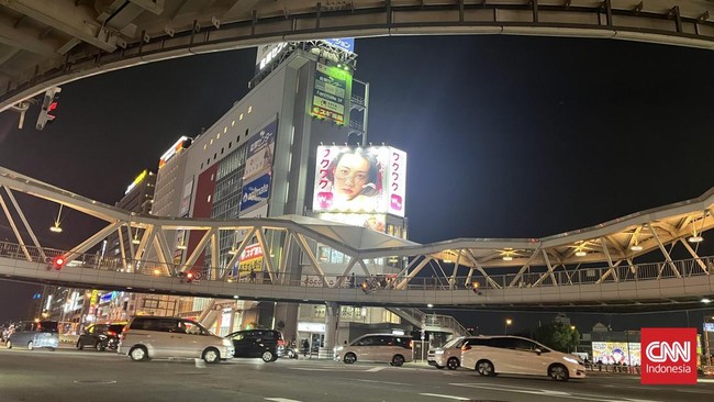 Pedestrian deck sejenis Dukuh Atas Hub atau Jembatan "Cincin Donat" ini rupanya sudah lebih dahulu diterapkan di Osaka, Jepang.
