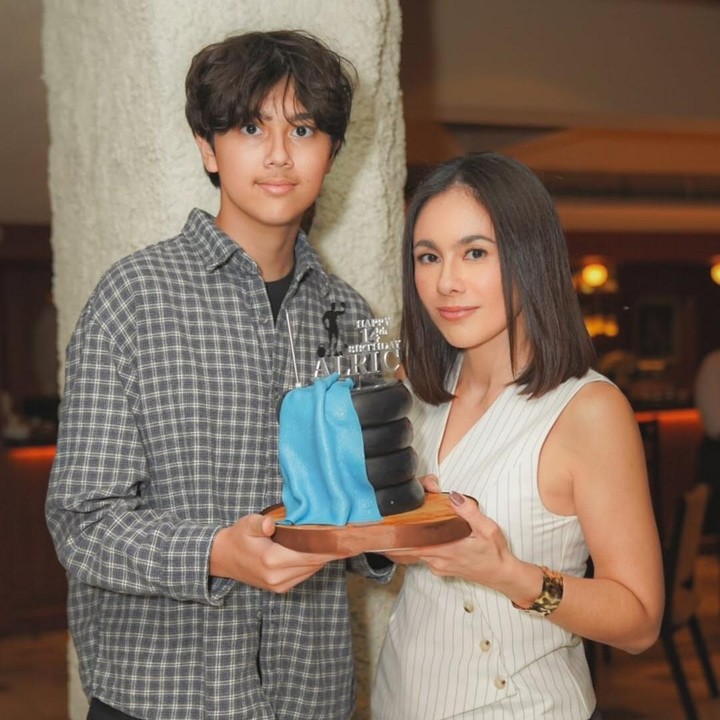 <p>Jeremiah pun langsung dibanjiri ucapan selamat dan doa dari netizen, sekaligus pujian karena parasnya yang tampan. &ldquo;<em>Happy bday</em> ganteeeenggg,&rdquo; tulis akun <em>@trsiao****.</em> &ldquo;Happy birthday anak bujang ganteng <em>@wulanguritno,&rdquo; </em>tulis akun <em>@chepysoe****.&nbsp;</em>(Foto: Instagram @wulanguritno)</p>