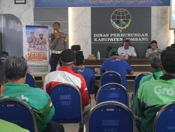 Polisi Edukasi Berkendara Selamat ke Pengemudi Ojol di Jombang