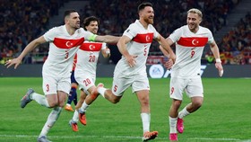 Soccer Football - FIFA World Cup - UEFA Qualifiers - Group E - Spain v Turkey - Estadio La Cartuja de Sevilla, Seville, Spain - November 18, 2025
Turkey's Salih Ozcan celebrates scoring their second goal with teammates with Baris Alper Yilmaz and Me