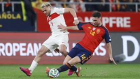Soccer Football - FIFA World Cup - UEFA Qualifiers - Group E - Spain v Turkey - Estadio La Cartuja de Sevilla, Seville, Spain - November 18, 2025
Turkey's Baris Alper Yilmaz in action with Spain's Aymeric Laporte REUTERS/Marcelo Del Pozo