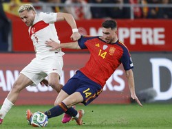 Soccer Football - FIFA World Cup - UEFA Qualifiers - Group E - Spain v Turkey - Estadio La Cartuja de Sevilla, Seville, Spain - November 18, 2025
Turkey's Baris Alper Yilmaz in action with Spain's Aymeric Laporte REUTERS/Marcelo Del Pozo