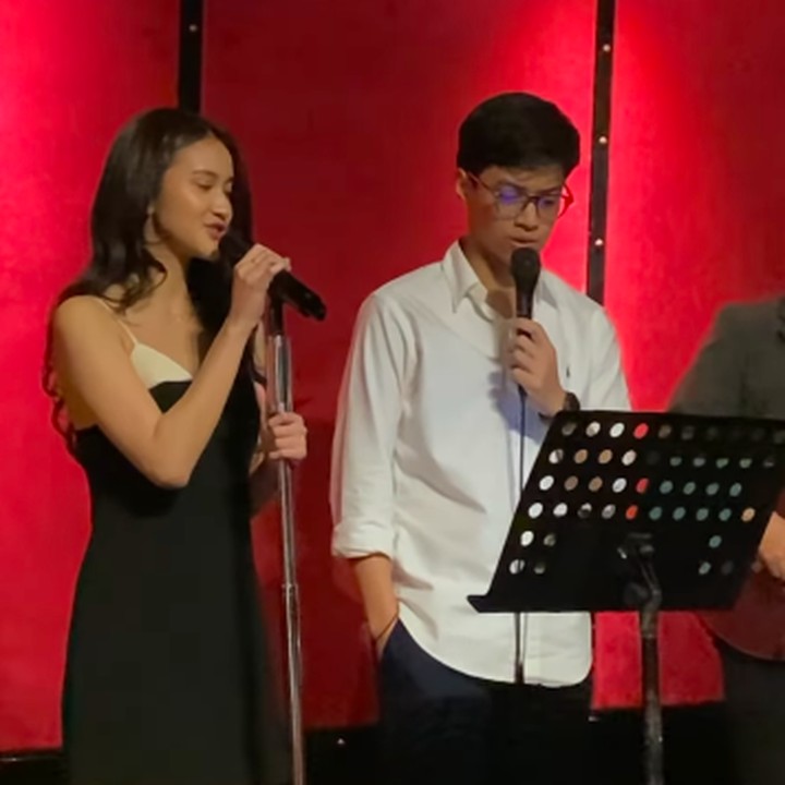 <p>Tak hanya itu, lawan mainnya El Putra Sarira yang saat ini tengah menarik perhatian publik juga datang ke acara tersebut. Bahkan, ia dan Leya juga sempat menyanyi bersama.&nbsp;(Foto: Instagram @kangferrymaryadi)</p>