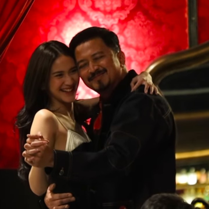 <p>Dalam unggahan di Instagram, Ferry memperlihatkan berbagai momen manis di hari spesial sang putri. Salah satunya adalah saat mereka berdansa bareng. &ldquo;<em>Dance </em>sama ayah aja ya sayang. Nanti kalo ada cowok yang deketin kamu, biar latihan <em>dance</em> dulu sama megalodon,&rdquo; tulis Ferry, dikutip dari laman Instagram <em>@kangferrymaryadi,</em> Rabu (19/11/2025).&nbsp;(Foto: Instagram @kangferrymaryadi)</p>