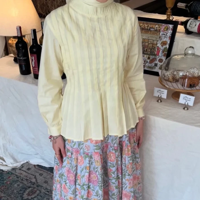 Lagi cari kemeja dengan desain eye catching? Kamu bisa pertimbangkan Maira shirt dari brand Luhve.id. Kemeja lengan panjang ini didesain dengan detail lipit di bagian depan yang memberi sentuhan elegan dan feminin.