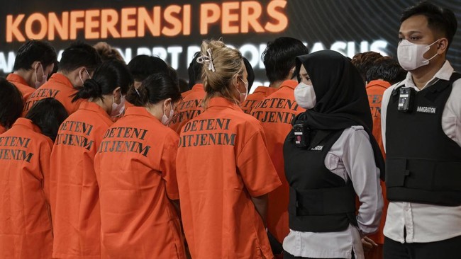 Sebanyak 27 WNA asal China terancam dideportasi dari Indonesia karena terlibat sindikat kejahatan siber. Mereka ditangkap di Lampung dan akan diproses hukum.