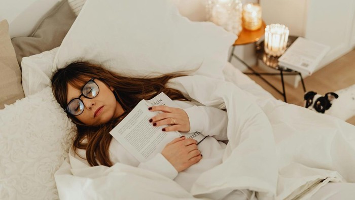 Memprioritaskan keamanan dan kenyamanan. Mereka merasa aman di kamar sendiri sehingga membantunya beristirahat lebih baik.