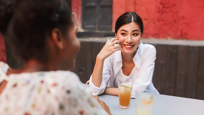 Menurut Psikolog, Orang yang Suka Oversharing Tanpa Sadar Alami 5 Masalah Ini