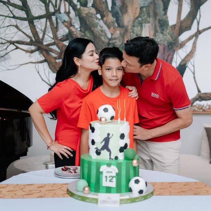 <p>Kebahagiaan tengah menghampiri keluarga Titi Kamal dan Christian Sugiono. Putra sulungnya, Arjuna Zayan Sugiono, atau akrab disapa Arjuna baru saja berulang tahun, Bunda. (Foto: Instagram @titi_kamall)</p>