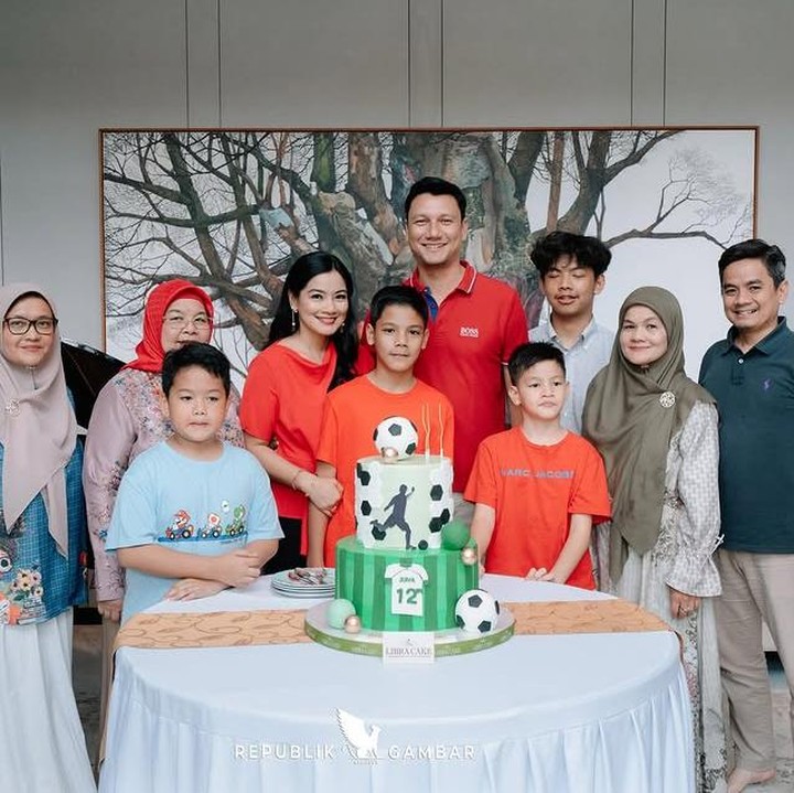 <p>Momen bahagia itu pun dibagikan langsung oleh Titi Kamal lewat Instagram pribadinya. "<em>Masha Allah a</em>nakku udah gedeeeee. <em>Happy bday</em> cintanya mama dan papa Arjuna Zayan Sugiono, udah 12th anak mama. Semoga selalu jadi penyejuk hati orangtua, sehat, bahagia, pintar, bisa dapat SMP impian kamu ya sayang. Mama papa <em>love</em> Juna," tulis Titi. (Foto: Instagram @titi_kamall)</p>