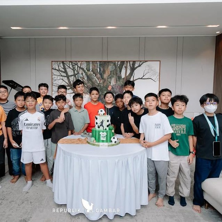 <p>Perayaan ulang tahun ini pun ternyata merupakan permintaan langsung dari sang putra. Titi bercerita bahwa Arjuna hanya ingin mengadakan <em>playdate</em> dan mengundang teman-temannya ke rumah, Bunda. "Juna cuma mau <em>playdate</em> sama teman2 dirumah, dari renang, main bola, basket, badminton, main ps semuanya ya Jun dari siang sampe malem. <em>Thank you parents</em> &amp; <em>boys</em> yg sudah dateng memeriahkan acara Juna," katanya. (Foto: Instagram @titi_kamall)</p>