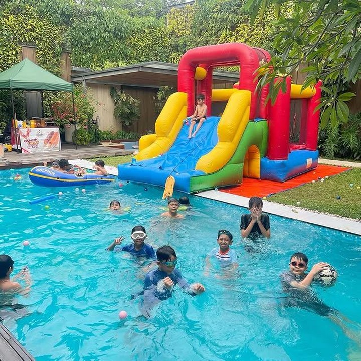 <p>Benar saja, di hari spesial Arjuna, terdapat Bouncer Castle di sekitar area kolam renang. Keseruan itu pun kian semakin terasa saat teman-temannya bisa bermain sekaligus berenang, Bunda. (Foto: Instagram @titi_kamall)</p>