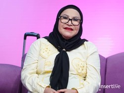 Berangkat Umrah Ketiga Kali di Usia 70th, 6 Potret Mpok Atiek Nangis Ingat Kematian