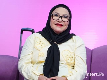 Berangkat Umrah Ketiga Kali di Usia 70th, 6 Potret Mpok Atiek Nangis Ingat Kematian