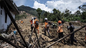FOTO: Pencarian Korban Tanah Longsor Banjarnegara