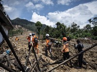 FOTO: Pencarian Korban Tanah Longsor Banjarnegara