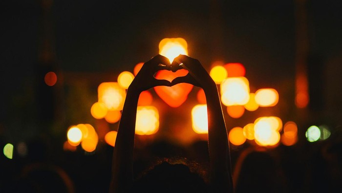 Parasocial Jadi Word Of The Year 2025 Menurut Cambridge Dictionary, Apa Artinya?