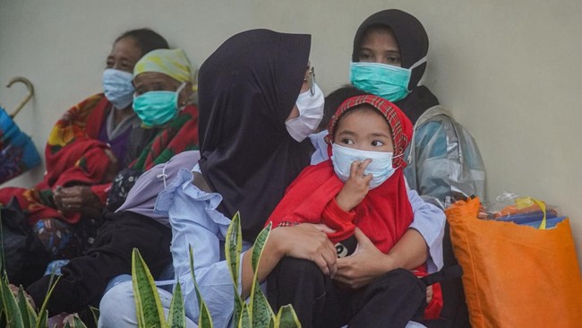 Sebanyak 1.156 jiwa dilaporkan mengungsi akibat erupsi Gunung Semeru di Kabupaten Lumajang, Jawa Timur, hingga Rabu (19/11) malam WIB.