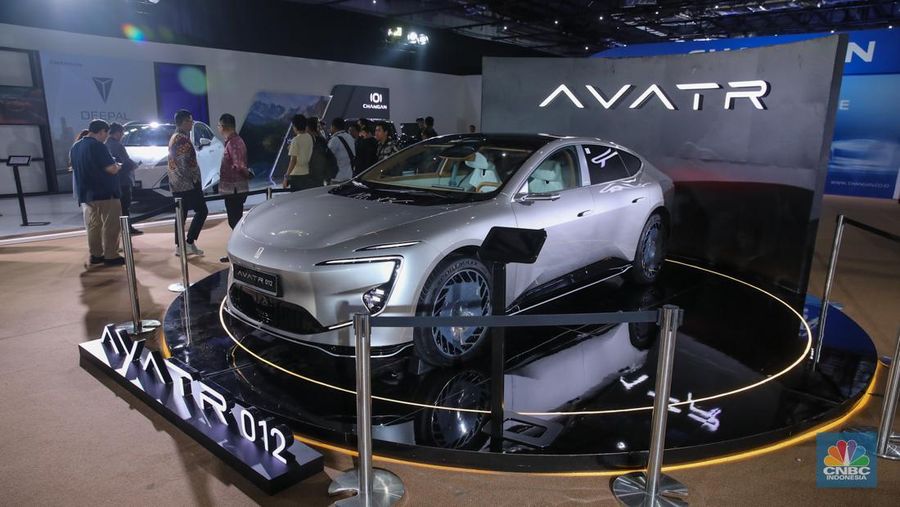 Pengunjung memandang mobil listrik Changan disela-sela peluncuran resmi Changan ke pasar Indonesia di Jakarta, Rabu (19/11/2025).