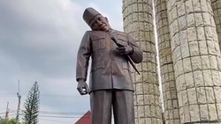 Penyebab Patung Soekarno di Indramayu Miring