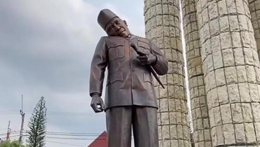 Penyebab Patung Soekarno di Indramayu Miring
