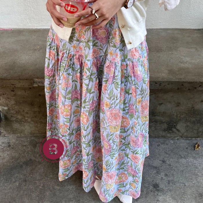 Serena Bloom Skirt dari brand Say Karra auto bikin penampilanmu girly dan menggemaskan, Beauties. Motif bunga-bunga dan perpaduan warnanya eye catching. Terbuat dari bahan katun, rok ini dilengkapi dengan lining furing dan lingkar pinggang full karet.