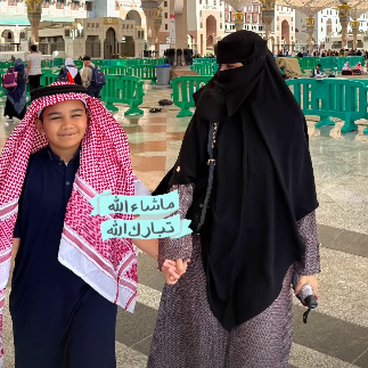 <p>Unggahan itu langsung menuai atensi netizen yang turut mendoakan kelancaran ibadah keluarga artis satu ini. &ldquo;MaSyaAllah. Sehat-sehat dan lancar ibadahnya buat Kalian disana semuanya,&rdquo; tulis akun <em>@rikyr****. </em>&ldquo;Maasyaallah Alhamdulillah ya doanya umroh bareng anak-anak lengkap terkabulkan. Semoga mabrur dan dimudahkan semuanya di sana,&rdquo; tulis akun <em>@ossiossian****.&nbsp;</em>(Foto: Instagram @shireensungkar)</p>