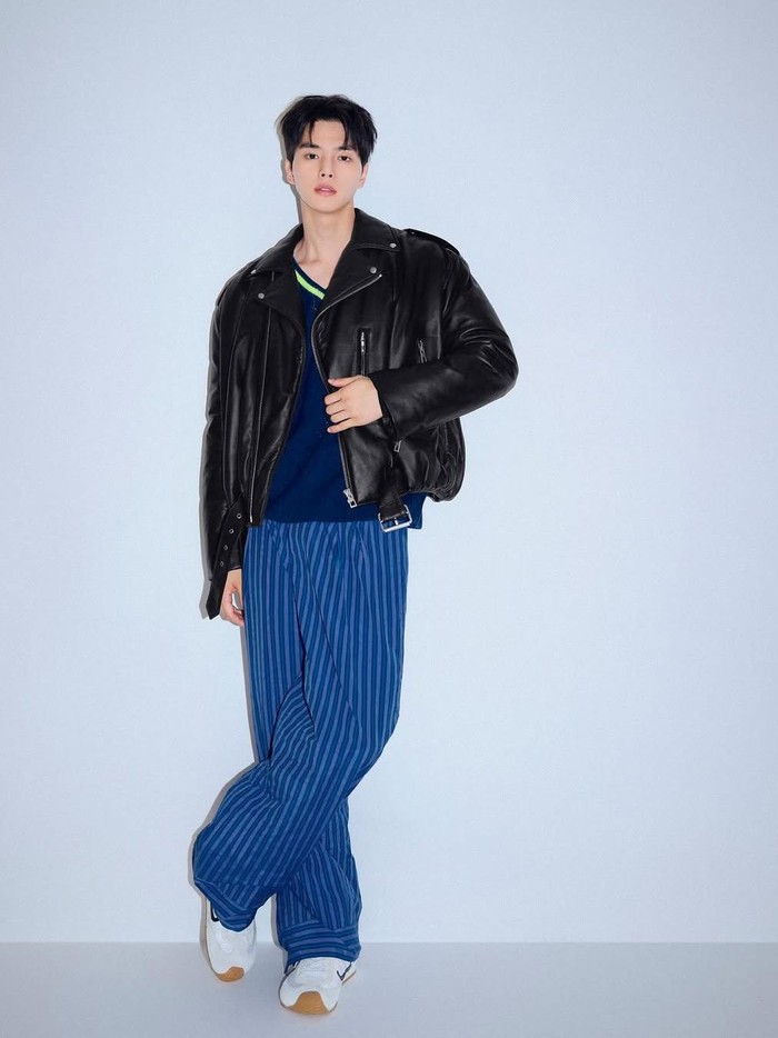 Aktor Korea Song Kang kembali mencetak prestasi baru. Pada Selasa, (18/9/2025), Song Kang diumumkan sebagai brand ambassador baru Loewe.