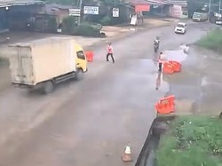 Truk Boks Tabrak Lari Petugas Perhubungan Saat Cek Kendaraan di Batang Hari