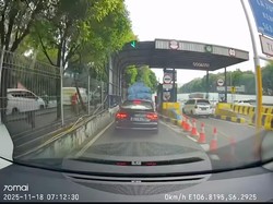 Viral Sedan Audi Terobos Gerbang Tol Modus Pepet Pikap di Jaksel