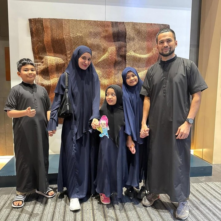 <p>Tidak hanya berdua, pasangan ini juga umrah bareng ketiga anaknya. Mereka adalah Teuku Adam Al Fatih, Cut Hawwa Medina Al Fatih, dan Cut Shafiyyah Mecca Al Fatih.&nbsp;(Foto: Instagram @teukuwisnu)</p>