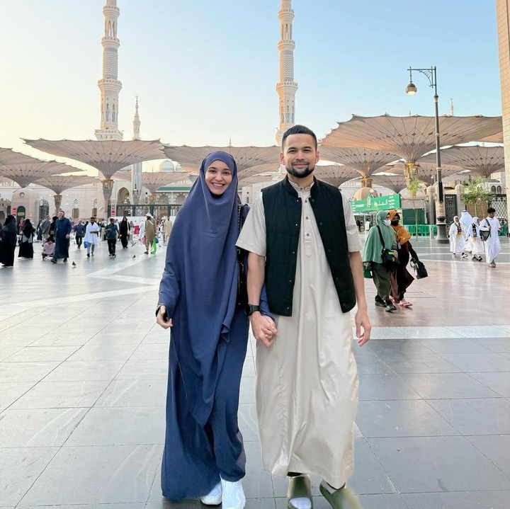 <p>Menjalani umrah ke Tanah Suci tentunya menjadi keinginan hampir semua umat muslim. Baru-baru ini, Shireen Sungkar dan sang suami, Teuku Wisnu, diketahui tengah menunaikan ibadah tersebut. (Foto: Instagram @teukuwisnu)</p>
