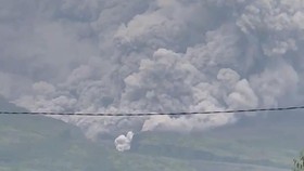Penampakan Gunung Semeru Erupsi dan Muntahkan Awan Panas