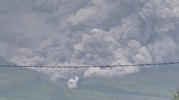 Penampakan Gunung Semeru Erupsi dan Muntahkan Awan Panas