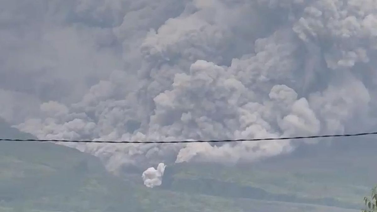 Penampakan Gunung Semeru Erupsi dan Muntahkan Awan Panas