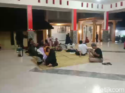 Video: Kondisi Pengungsian Warga Terdampak Erupsi Semeru di Balai Desa Penanggal