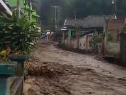 Warga Teriak Histeris Saat Banjir Luapan dari Gorong-gorong di Garut
