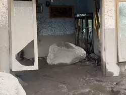 Bongkahan Batu Raksasa Terbawa Guguran Semeru Masuk Rumah Warga