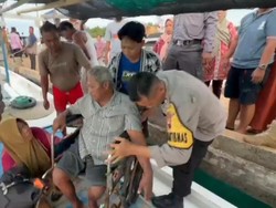 Pak Bhabin Evakuasi Warga Sakit di Pulau Nyamuk ke Karimunjawa